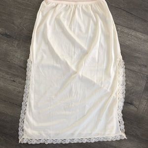MEL-LIN Cream colored half slip in size S